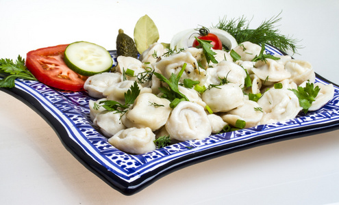 碗与传统俄罗斯菜pelmeni