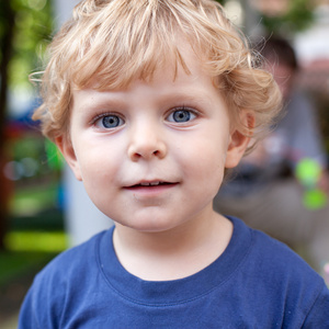 蹒跚学步小男孩图片