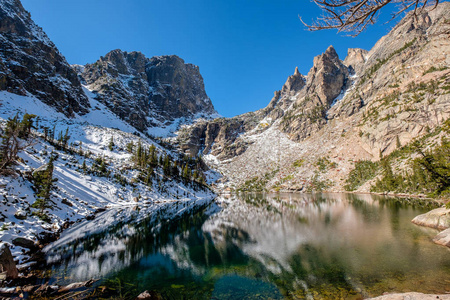 翡翠湖与岩石和山在周围的雪在秋天思考。在美国科罗拉多州的落基山国家公园