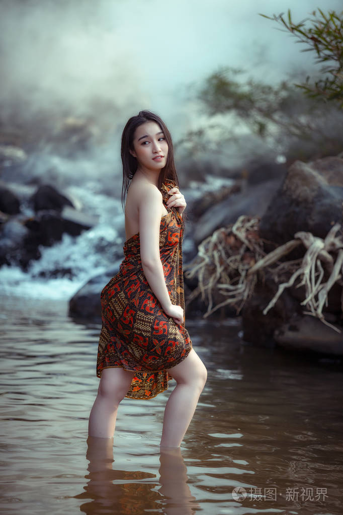 女人有幸福, 享受小溪在亚洲妇女的自然生活方式
