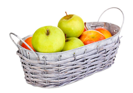 成熟的苹果在篮子上白色隔离