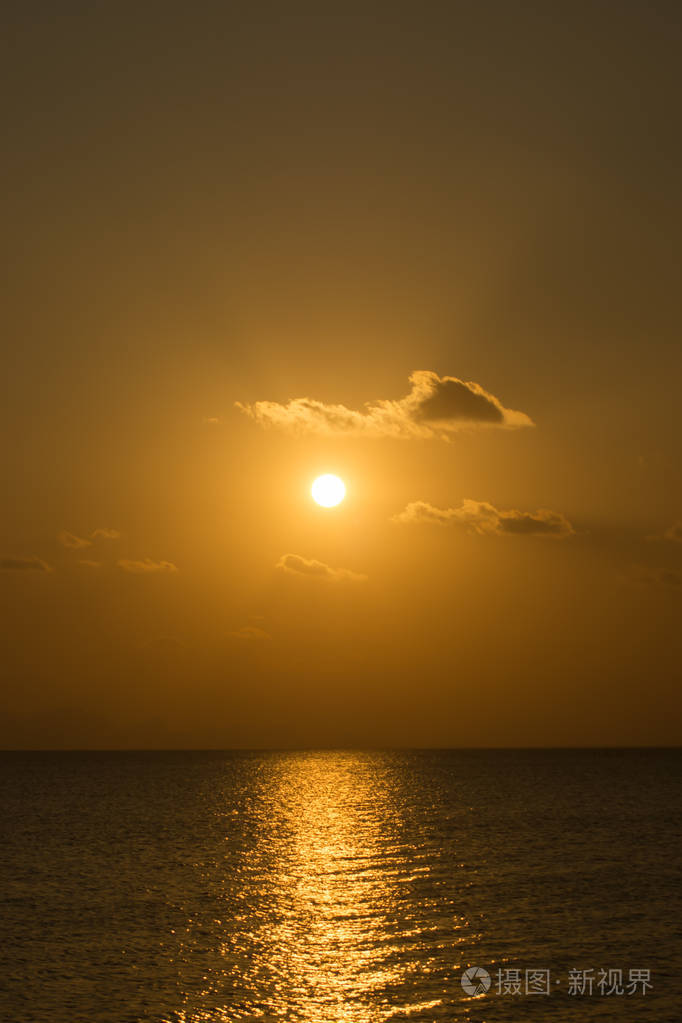 湖面上的日落天空
