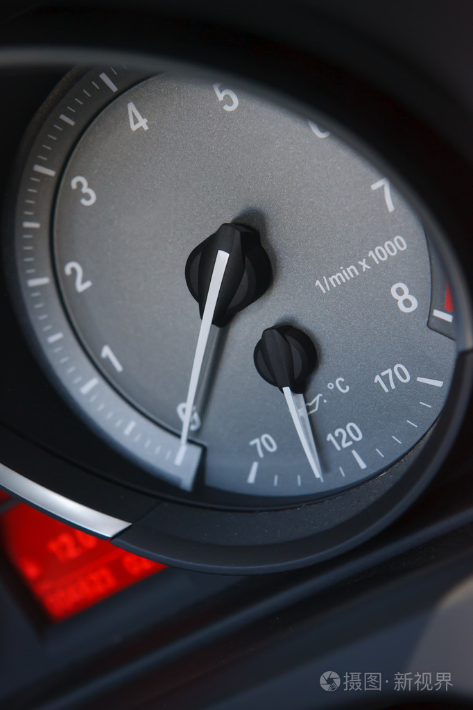 在跑车的发动机转速表