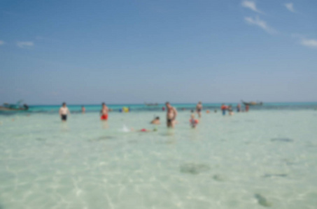 模糊夏季热带海滩的抽象背景。复制空间