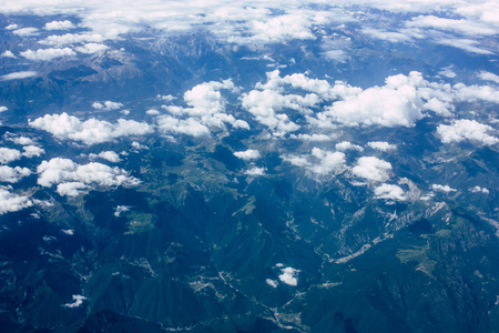 在法国和意大利之间的鸟瞰地块在1万英尺高空在下午