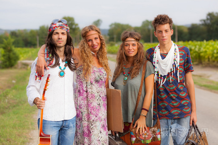 在农村道路上行走的嬉皮士组