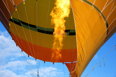 气体燃烧器中的火焰在飞行特写中填满气球