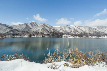 被冬季自然包围的雪山城市, 日本中部