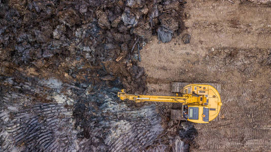 掘进机或履带式挖掘机在工地上的空中俯视图照片