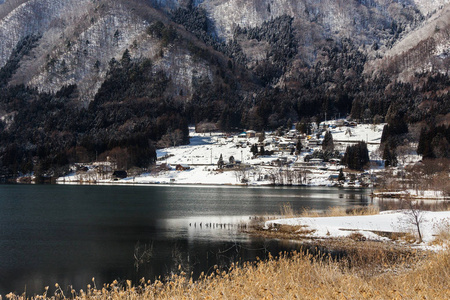 被冬季自然包围的雪山城市, 日本中部