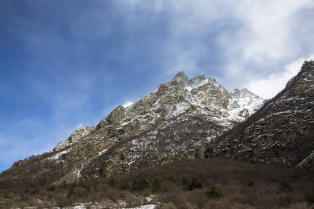 山风景。顶部白云, 美丽的景色风景如画的峡谷, 一个全景与高山。北高加索的性质, 在山上休息