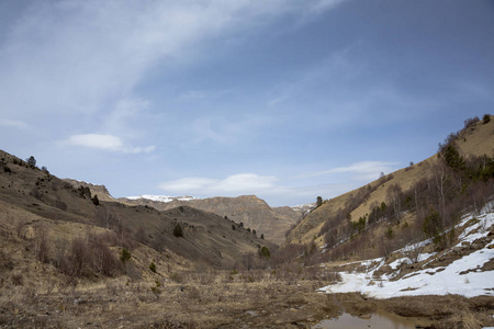 山风景。美丽的景色风景如画的峡谷, 与高山的全景。北高加索的性质, 在山上休息