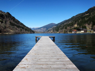 奥地利一个湖边的木码头
