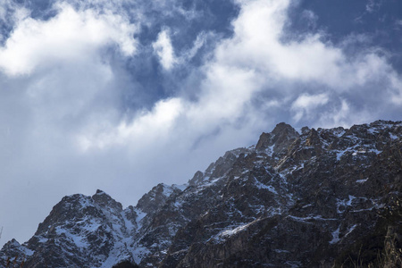 山风景。顶部白云, 美丽的景色风景如画的峡谷, 一个全景与高山。北高加索的性质, 在山上休息