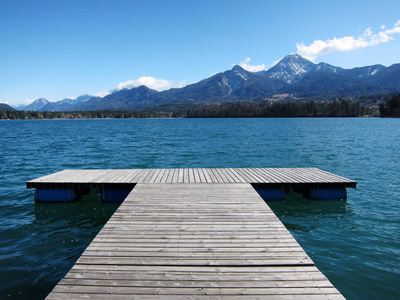 绿色自然湖泊岸边码头与帆船的宁静景观矢量图像孩子的