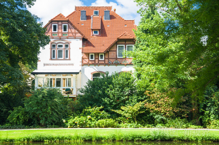 房子在夏季的一天