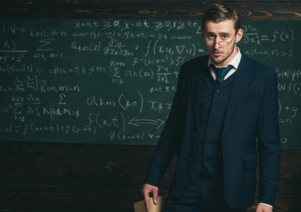 高期望值的人看起来对学生的知识不满意.教授严谨和严格的持有书.