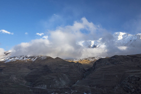 山风景。顶部白云, 美丽的景色风景如画的峡谷, 一个全景与高山。北高加索的性质, 在山上休息