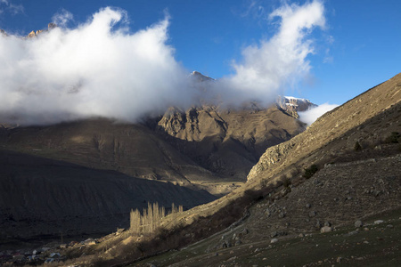 山风景。顶部白云, 美丽的景色风景如画的峡谷, 一个全景与高山。北高加索的性质, 在山上休息