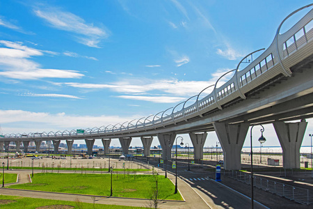 城市滨水公园步行区高速路车图片