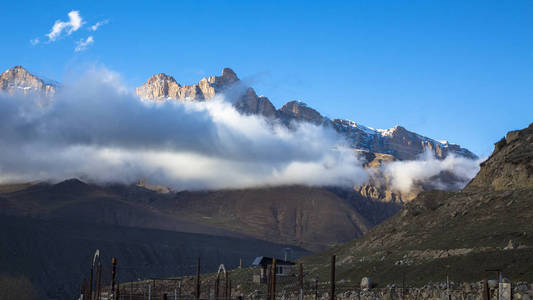 山风景。顶部白云, 美丽的景色风景如画的峡谷, 一个全景与高山。北高加索的性质, 在山上休息