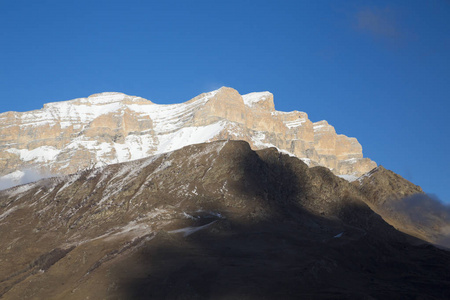 山风景。美丽的景色风景如画的峡谷, 与高山的全景。北高加索的性质, 在山上休息