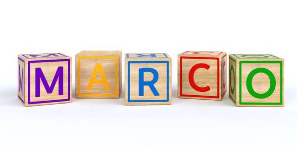独立木制玩具立方体以名字马可的字母
