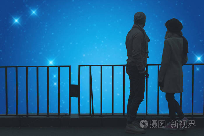 男人与女人站在栅栏附近, 看着夜空与星星