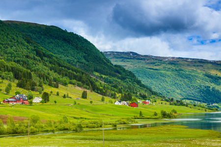 旅游度假和旅行。在挪威，斯堪的那维亚山脉景观在夏天