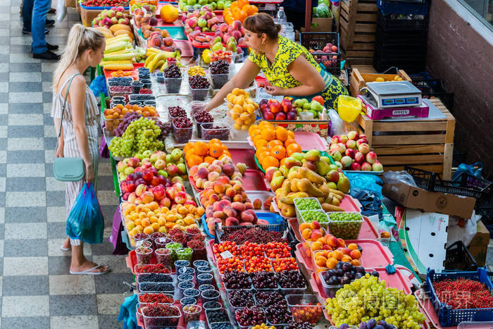 俄罗斯罗斯托夫在唐2018年6月28日新鲜水果在一个中央市场健康食品