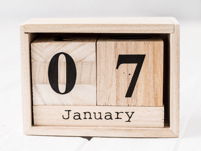 显示1月7日的木制日历