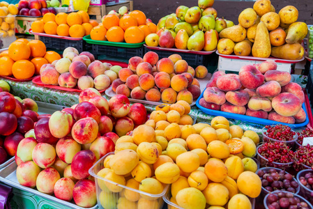 新鲜水果在市场上。健康食品销售