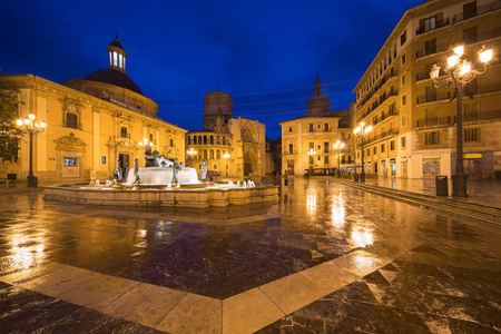喷泉里约热内卢图里亚广场上的圣母玛利亚, 瓦伦西亚大教堂, Virgen 大教堂在晚上无助的在西班牙巴伦西亚