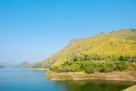 泰国 Petcahburi 的 Kaeng Krachan 大坝景观大自然和 Kaeng Krachan 大坝的水雾