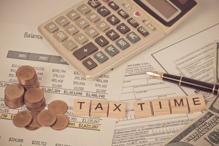 税收和计算器的税收文件和钱的表。税务概念