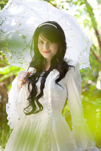 文艺复兴时期的微笑微笑的女人虽然看到树照片