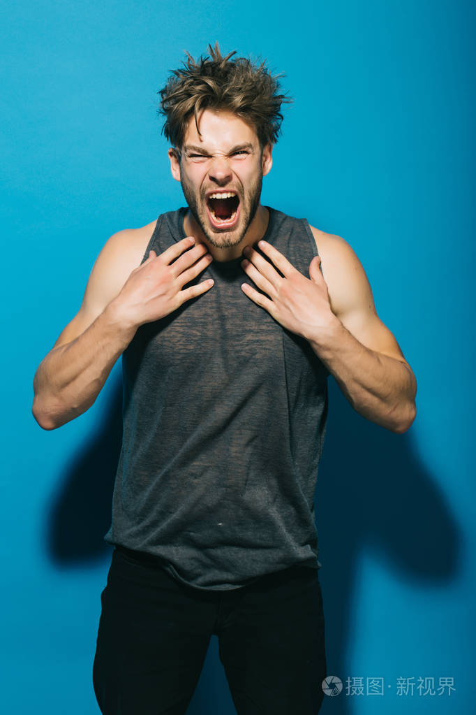 愤怒和侵略性.愤怒的人大声喊叫.愤怒的人 t恤的泪水