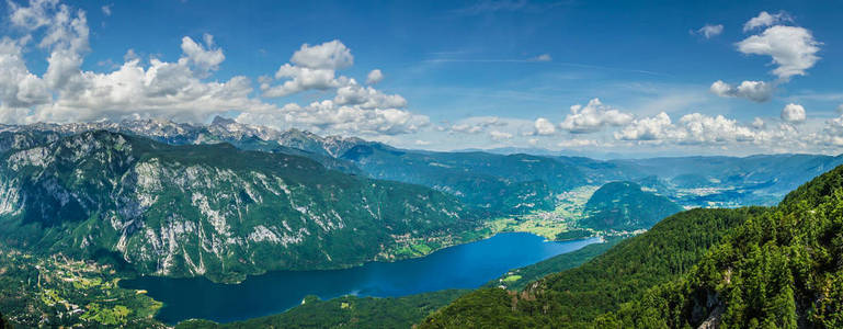 美丽的 Bohinj 湖, 四周环绕着 Triglav 国家公园的群山。来自斯洛文尼亚的伏地索汽车顶站全景图