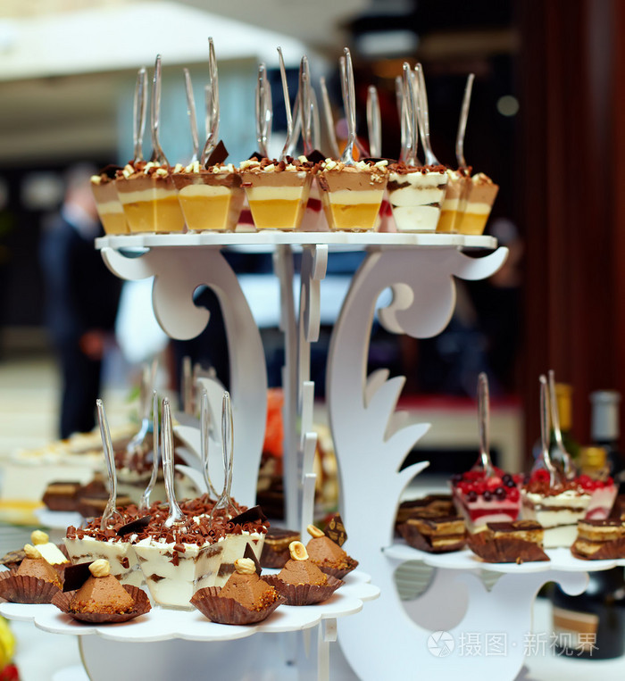 很多份的甜美味点心上自助餐