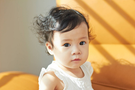 可爱可爱卷发的肖像亚洲华人女婴