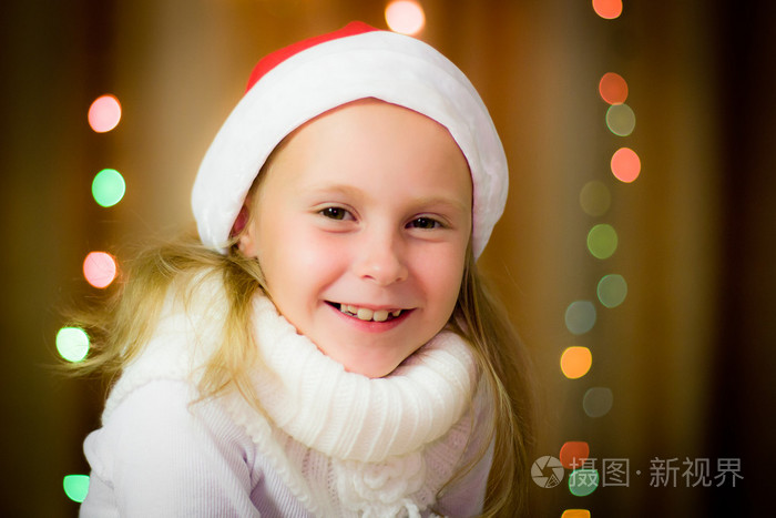 微笑女孩在圣诞老人帽子