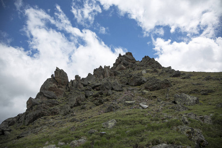 山风景。美丽的景色风景如画的峡谷, 与高山的全景。北高加索的性质, 在山上休息