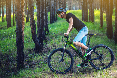 山在头盔图片-山在头盔素材-山在头盔插画-摄图新视界