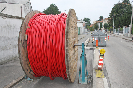 电缆和光纤在期间室外道路的线轴
