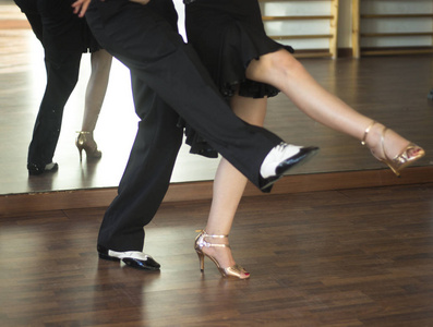舞厅舞蹈萨尔萨舞者导师男女情侣在学校排练室跳舞