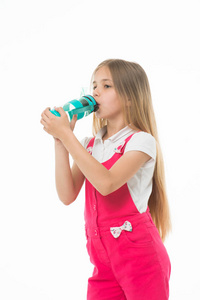 只有干净的淡水。女孩用水瓶喝酒, 在白色背景下隔离。带长发饮料的小女孩。新鲜饮料的概念。女孩关心健康和提神