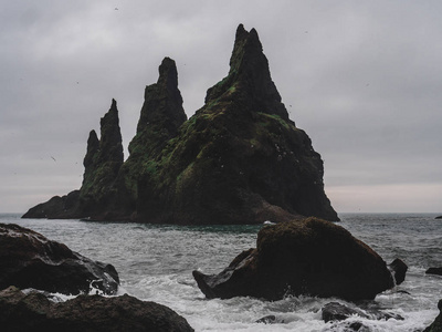 reynisdrangar 有许多鸟在它和没有人没有人