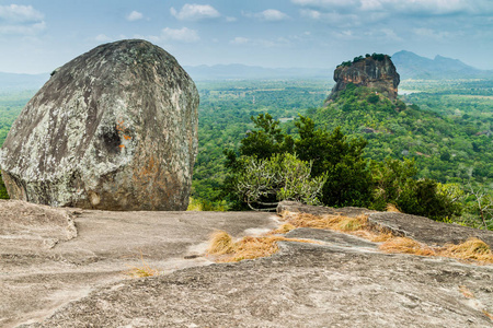从斯里兰卡附近的 Pidurangala 岩看锡吉里亚狮岩