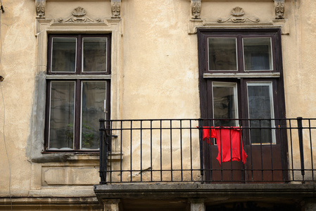 阳台的老房子,用来干衣服照片