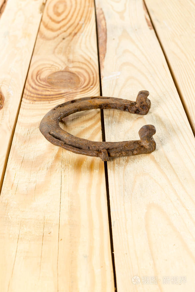 木板上的旧生锈马蹄铁